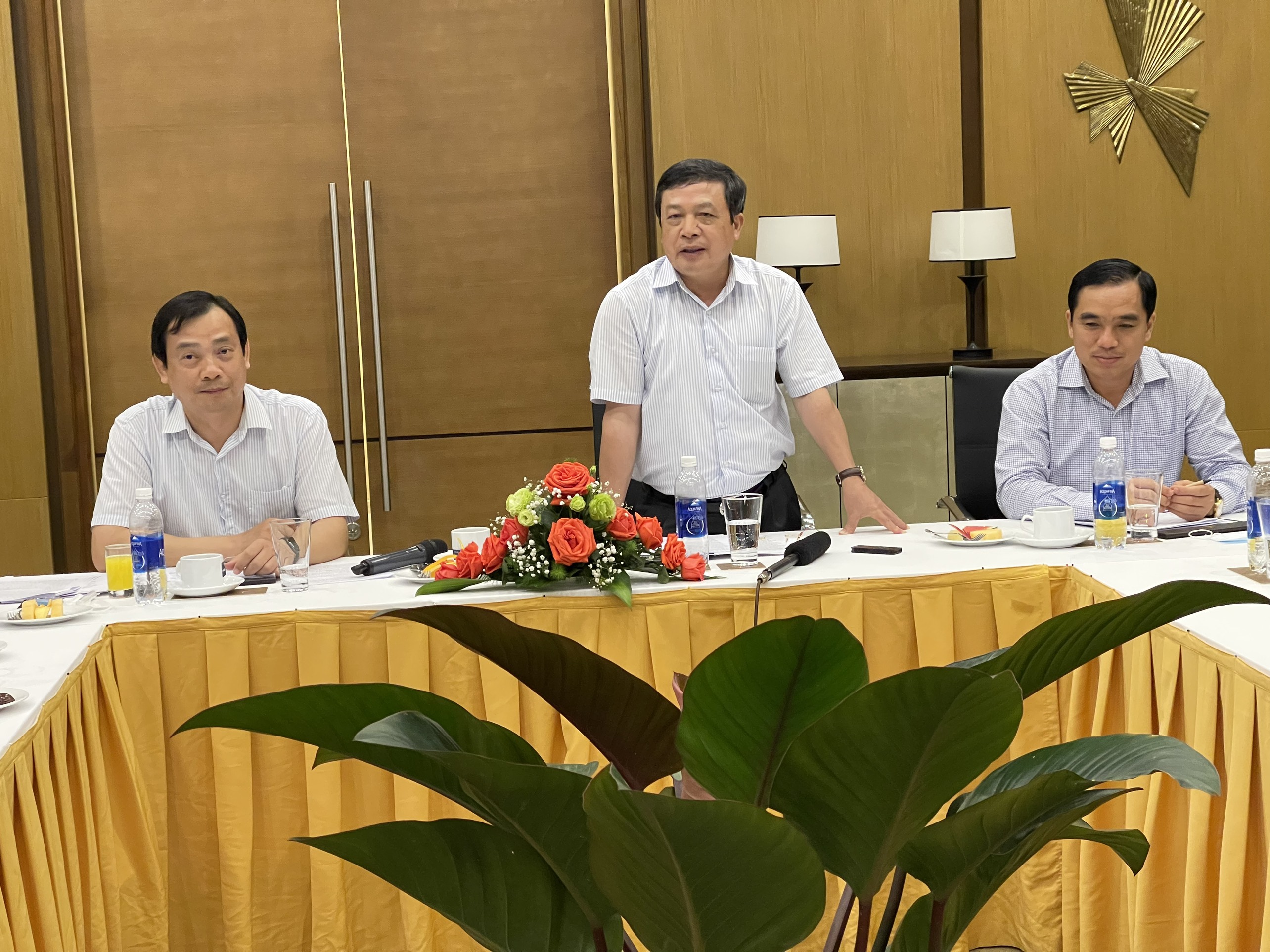 Thứ trưởng Đoàn Văn Việt phát biểu tại buổi làm việc sau khi kiểm tra công tác chuẩn bị đón khách quốc tế tại Phú Quốc